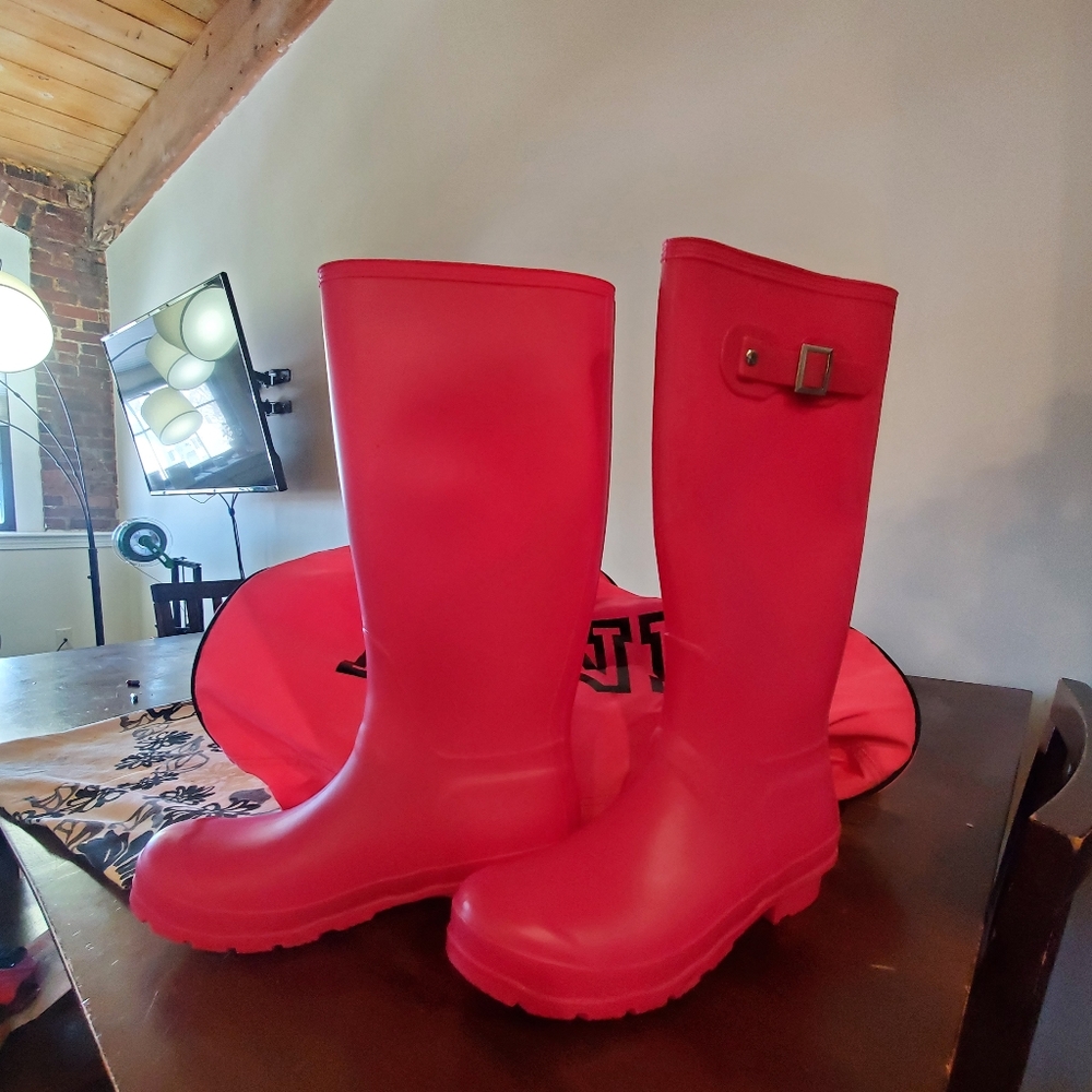 Hot pink tractor supply rubber boots